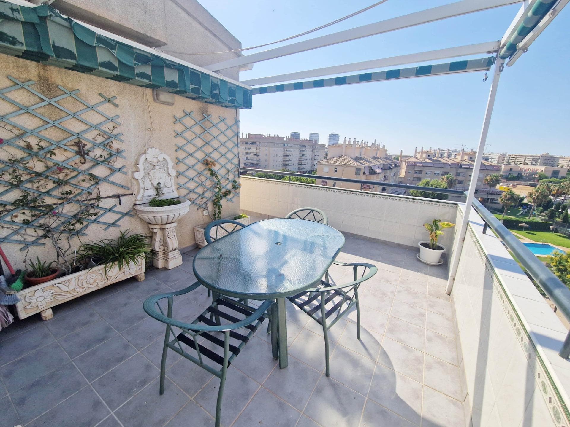 Ático de Lujo con Vistas 360º, Terraza de 111 m² y Chimenea en Parque Litoral – Málaga