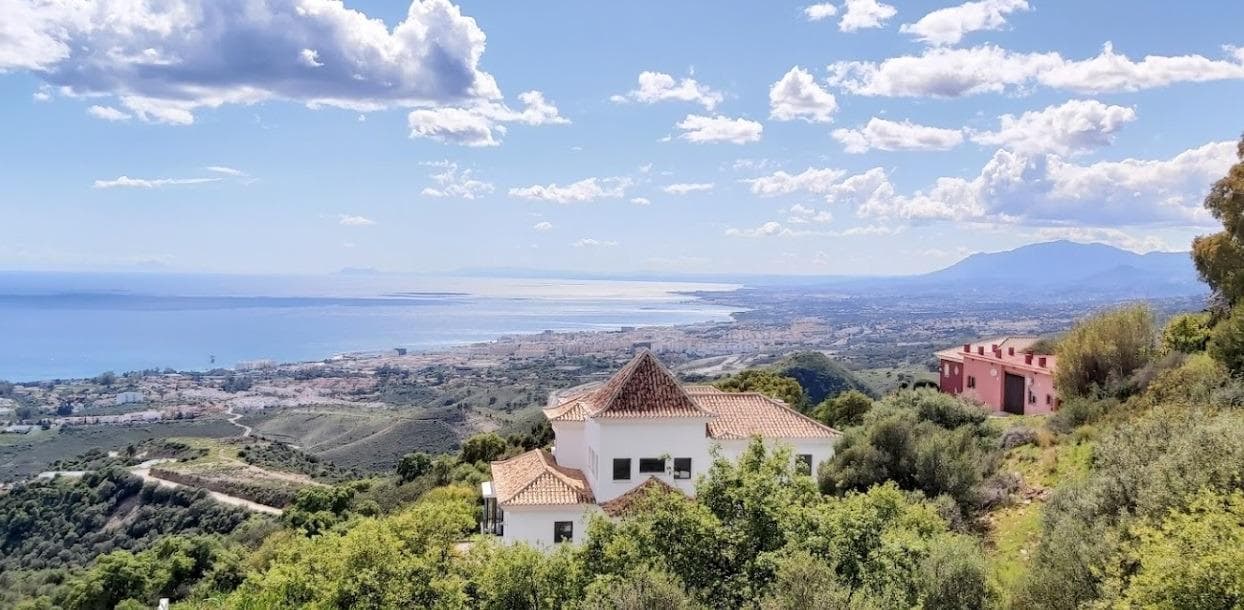 EXLUSIVO TERRENO CON PROYECTO DE VILLA EN MARBELLA, MÁLAGA