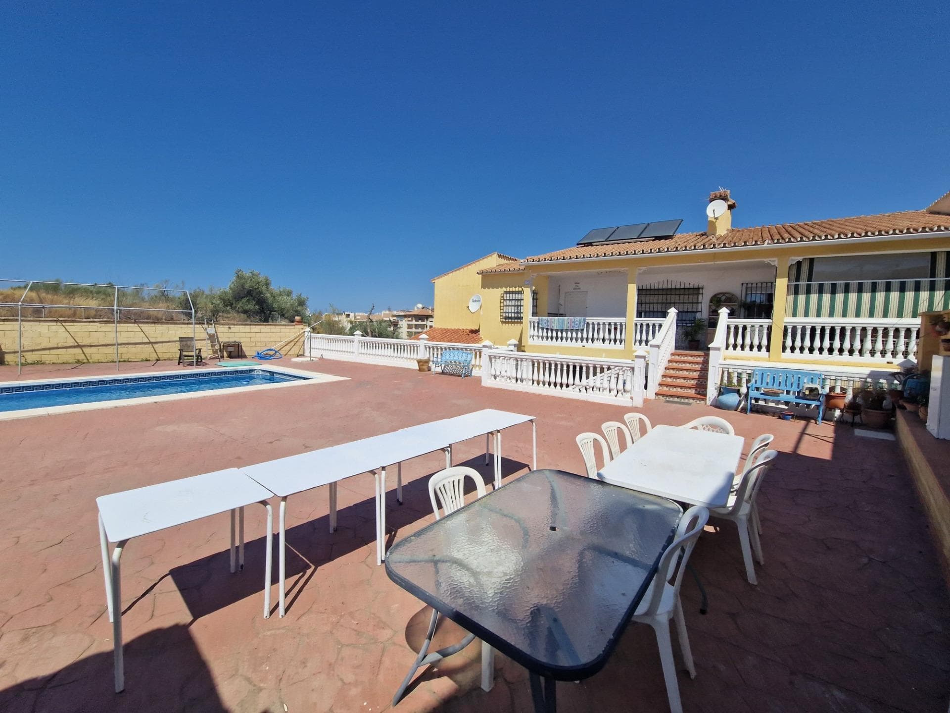 Espléndida Oportunidad de Inversión en Torre de Benagalbón: Amplia Propiedad con Chalets Independien