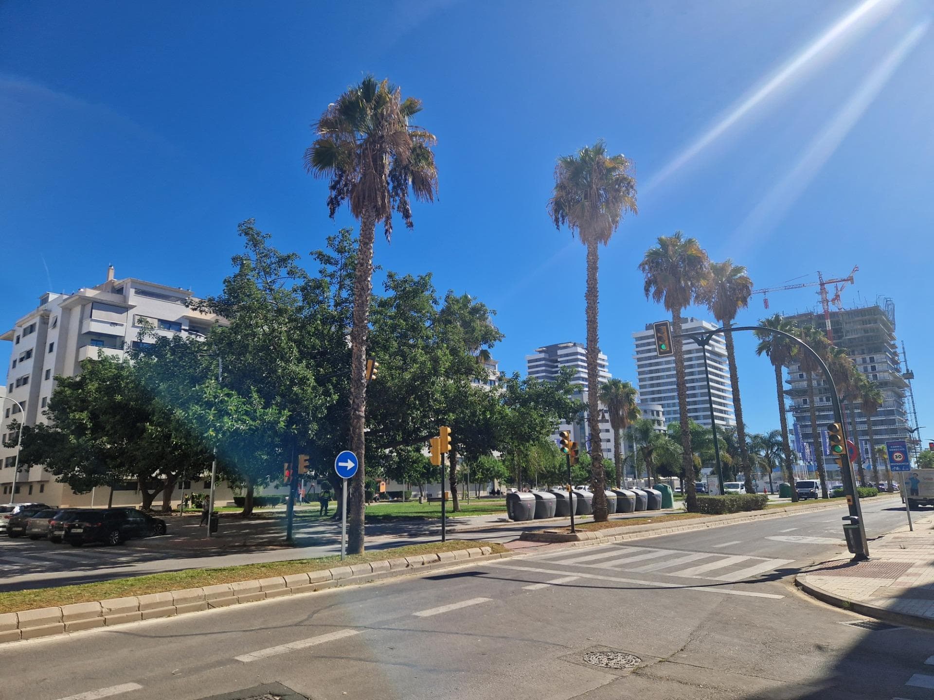 ¡Venta de Plaza de Aparcamiento Amplia al lado del Paseo Marítimo Antonio Banderas en Málaga!