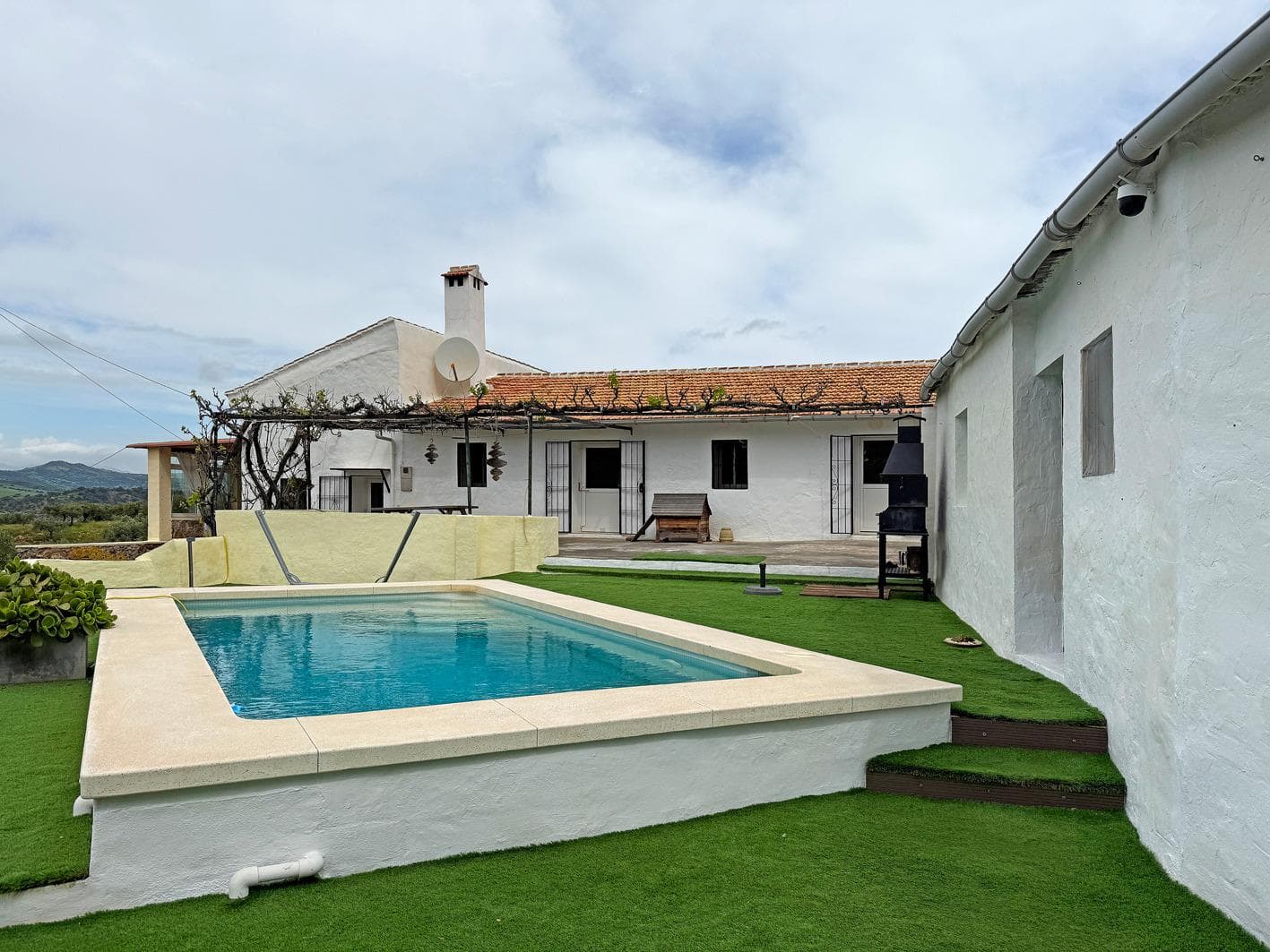 Maravilloso Cortijo con Vistas Panorámicas y Piscina Privada en Almogía