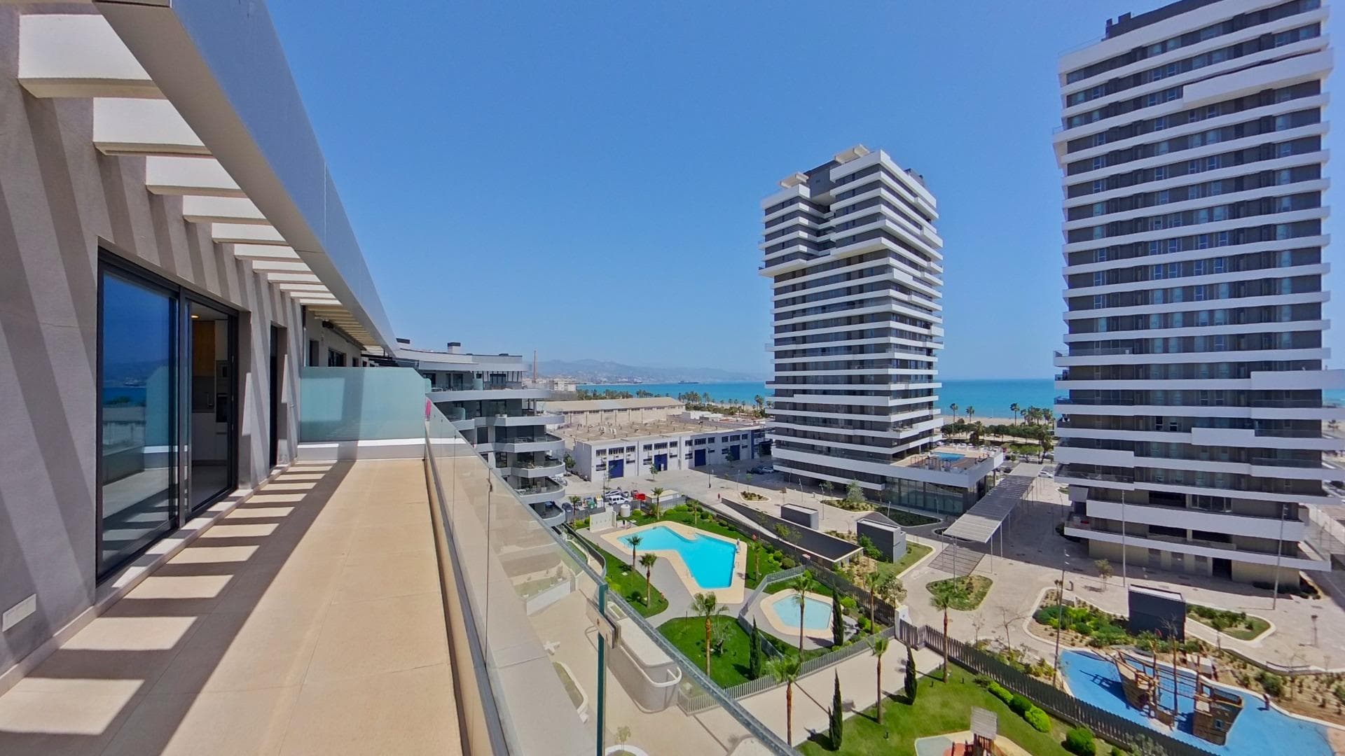 EXLUSIVO ÁTICO CON TERRAZA Y VISTAS AL MAR EN RESIDENCIAL HALIA, MÁLAGA