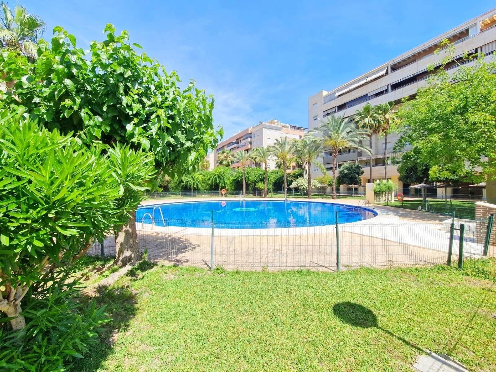 Exclusivo piso en esquina con una gran terraza y vistas panorámicas al mar en Paseo Marítimo Antonio Banderas