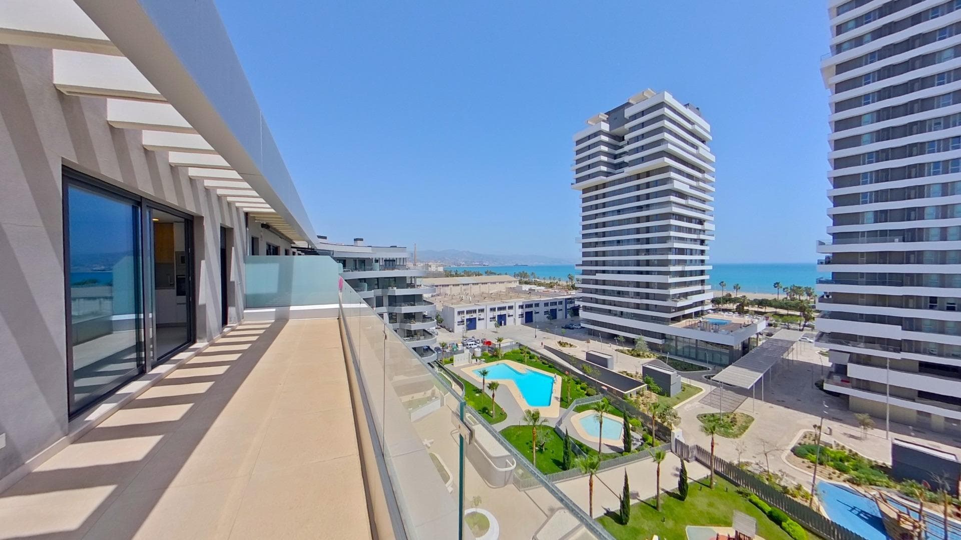 EXLUSIVO ÁTICO CON TERRAZA Y VISTAS AL MAR EN RESIDENCIAL HALIA, MÁLAGA