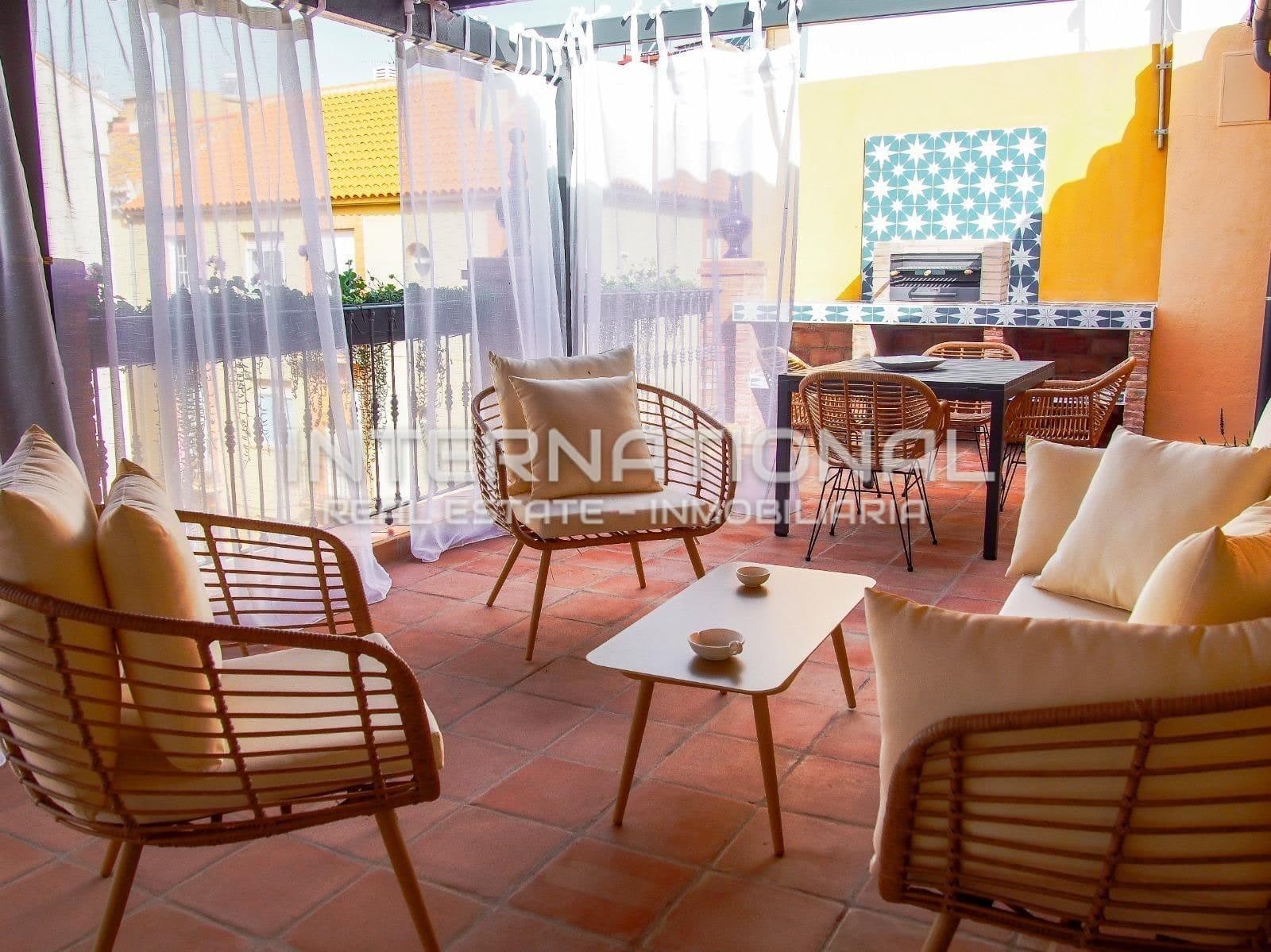Investment building with tourist licenses in La Goleta, Málaga