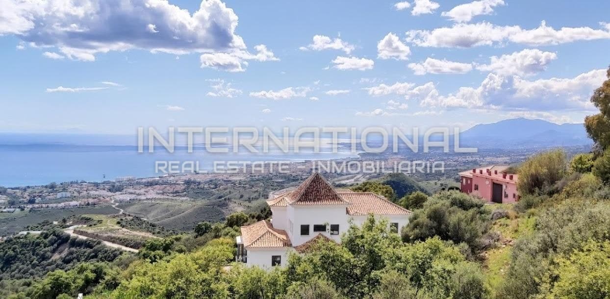 Exclusive plot with villa project in Marbella, Málaga