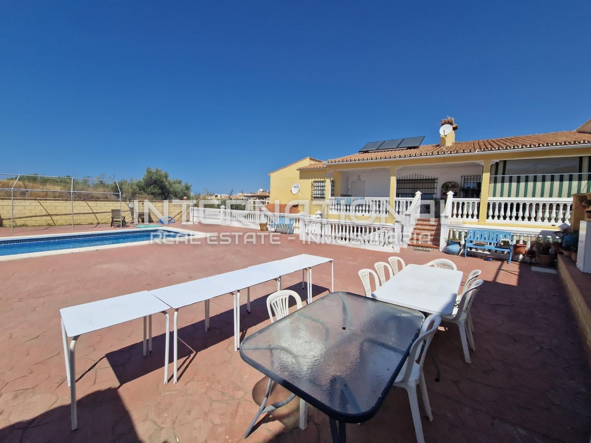 Splendid investment opportunity in Torre de Benagalbón: spacious property with independent villas