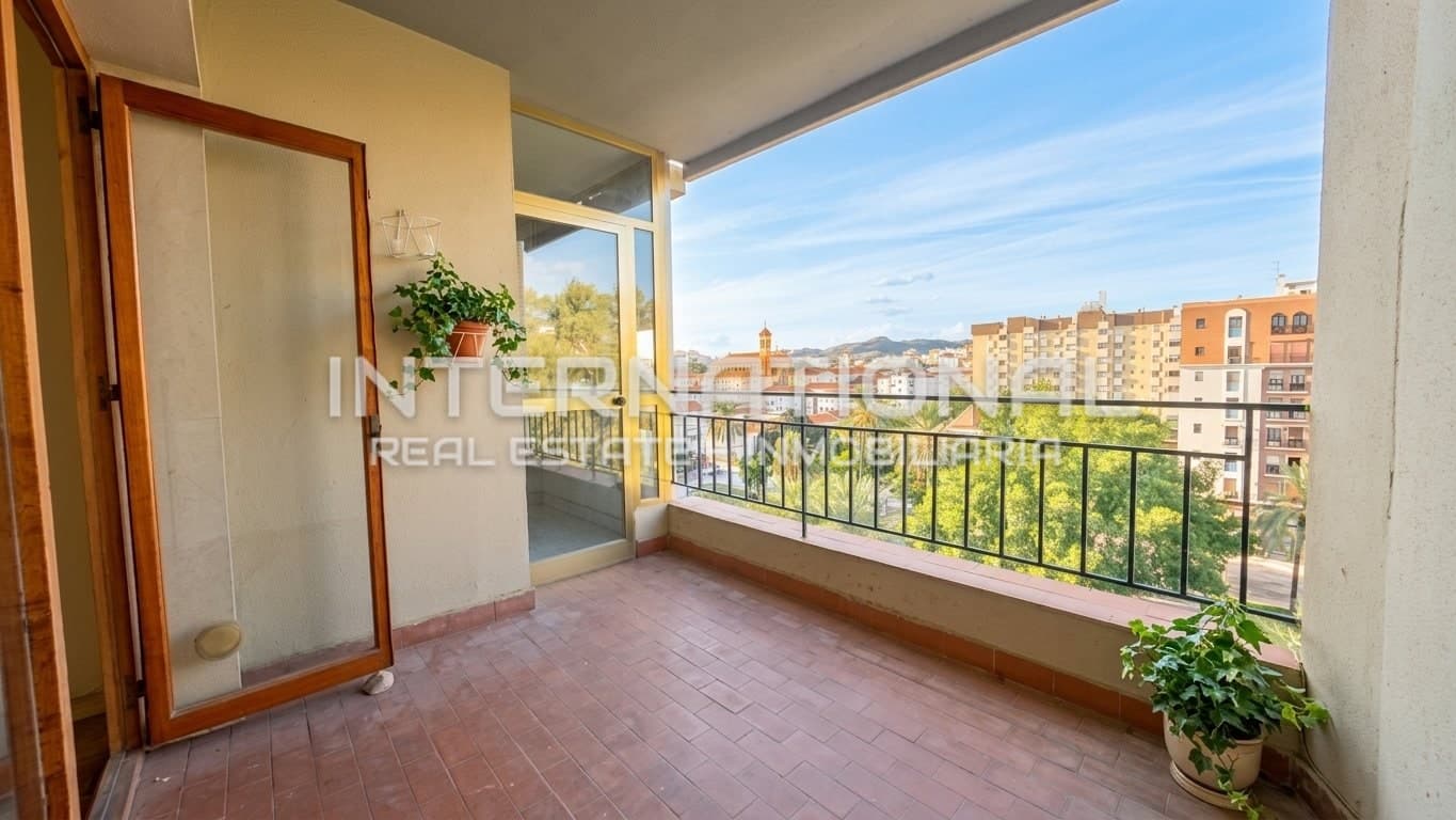 Apartment with 4 bedrooms, 2 bathrooms and parking space on Av. Andalucía
