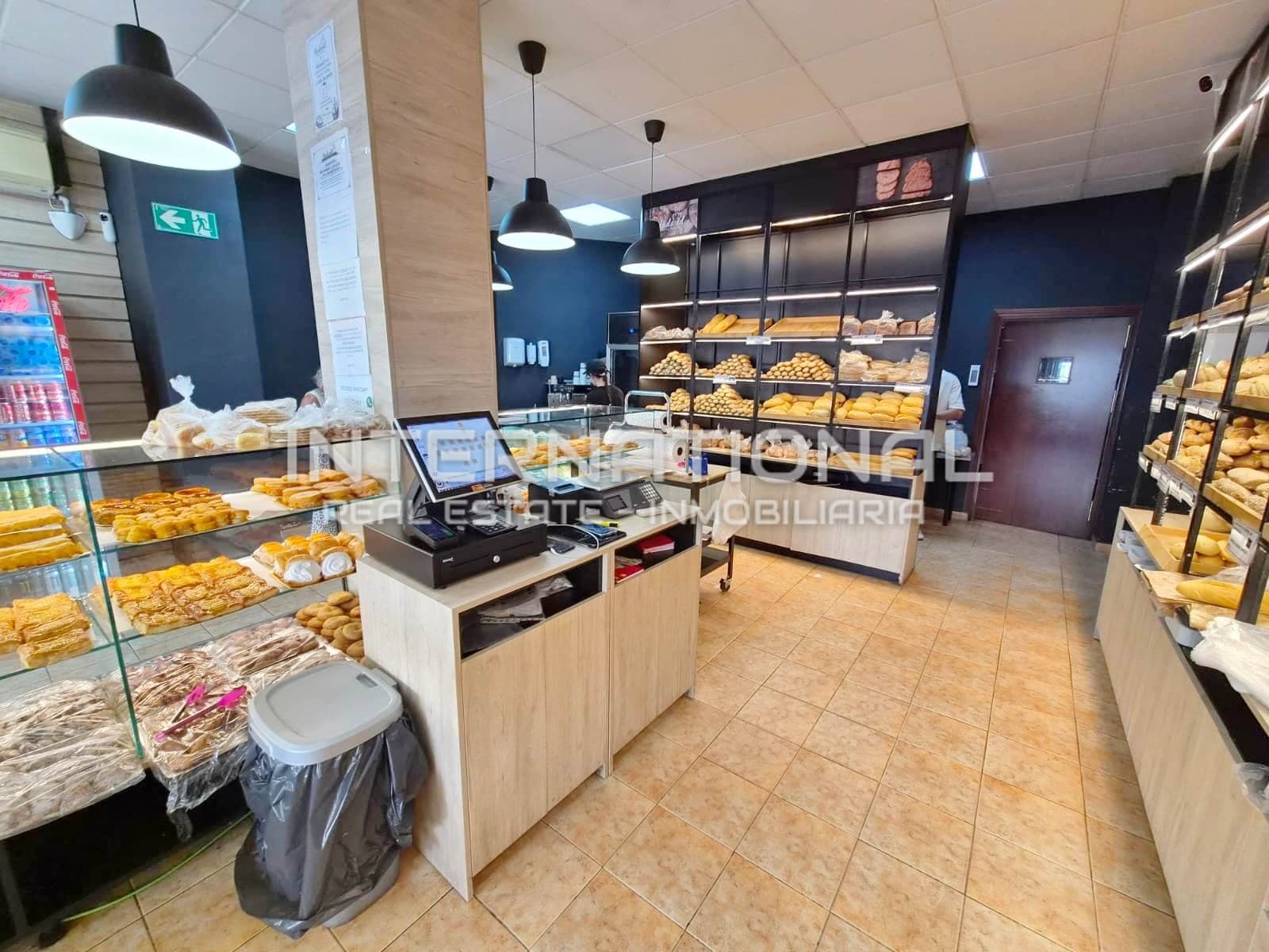 Traspaso de panadería-pastelería en pleno funcionamiento junto al Ayuntamiento de Torremolinos