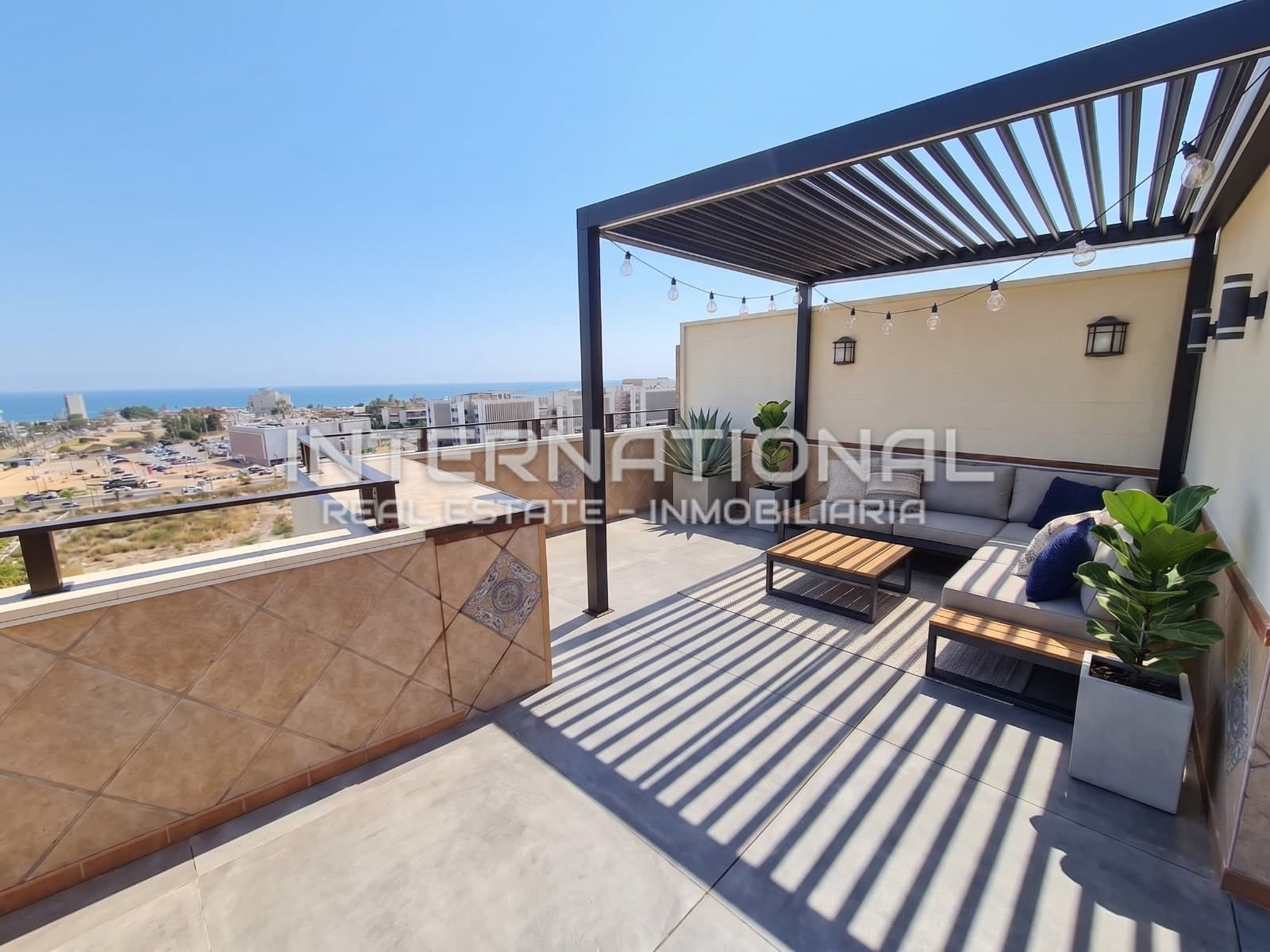 Exclusive penthouse duplex with front sea views, large terraces and private solarium in Parque Litoral
