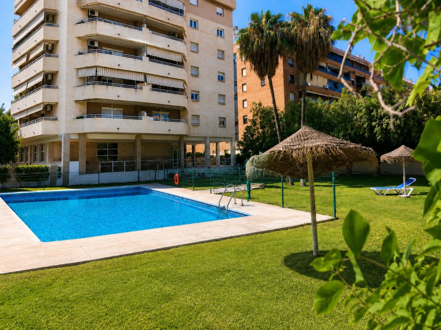 3-bedroom apartment with pool on Av. Molière – seasonal rental until June